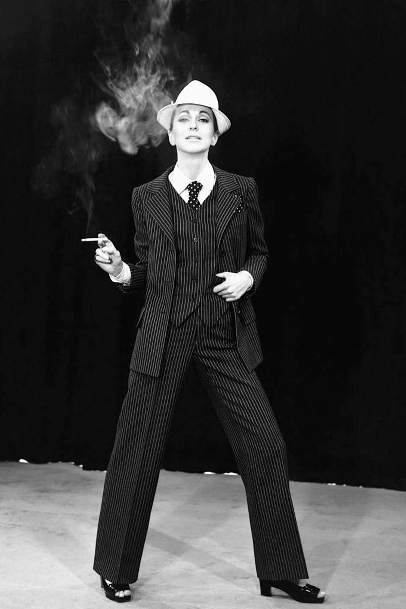 GettyImages-613459006 | Marie Claire Yves Saint tervezte Le Smoking nadrágkosztümöt visel egy nő és közben dohányzik