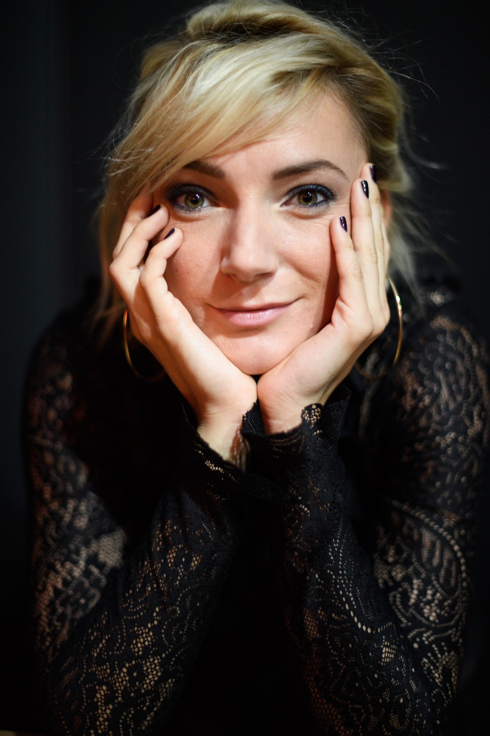 borbely-alexandra-ikrei-tancora | Marie Claire Borbély Alexandra kezébe támasztja az arcát – portré