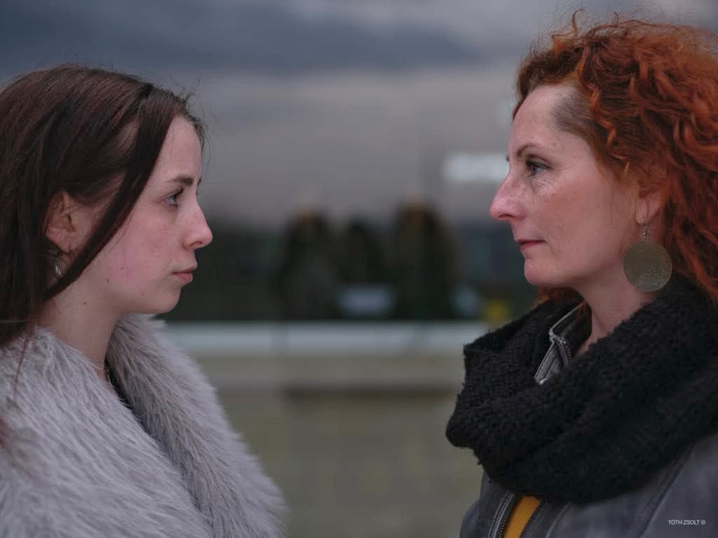 Buvári Villő és édesanyja, Turós-Máté Kinga a Föld és Vas című film fotózásán