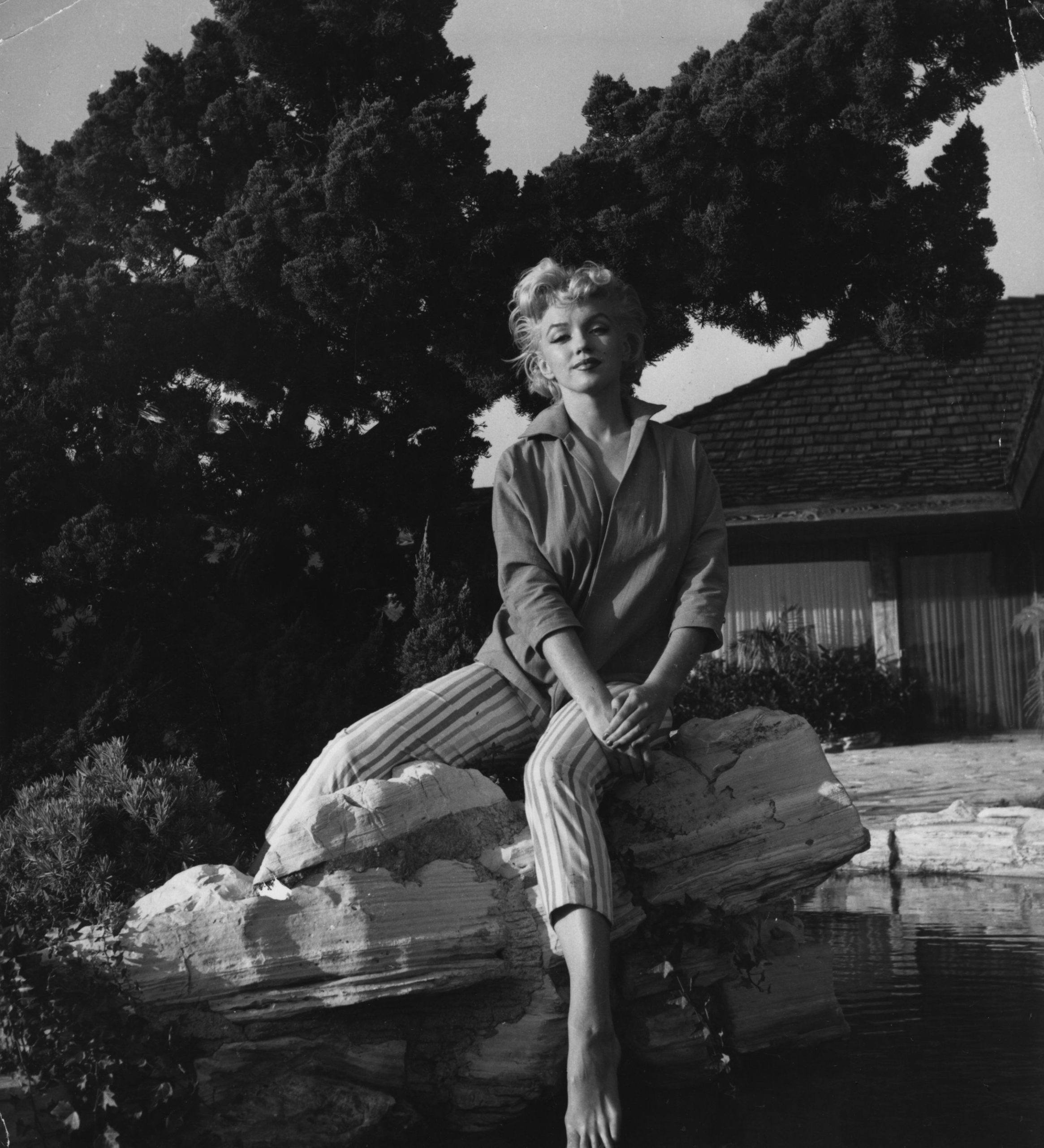 Marilyn Monroe 1954-ben capri nadrágban pózol