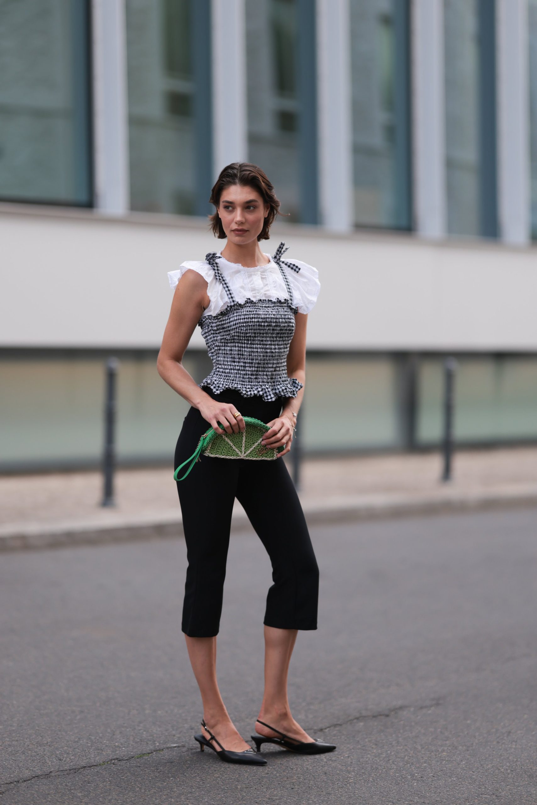 Divatinfluenszer capri nadrágban vonul az utcán