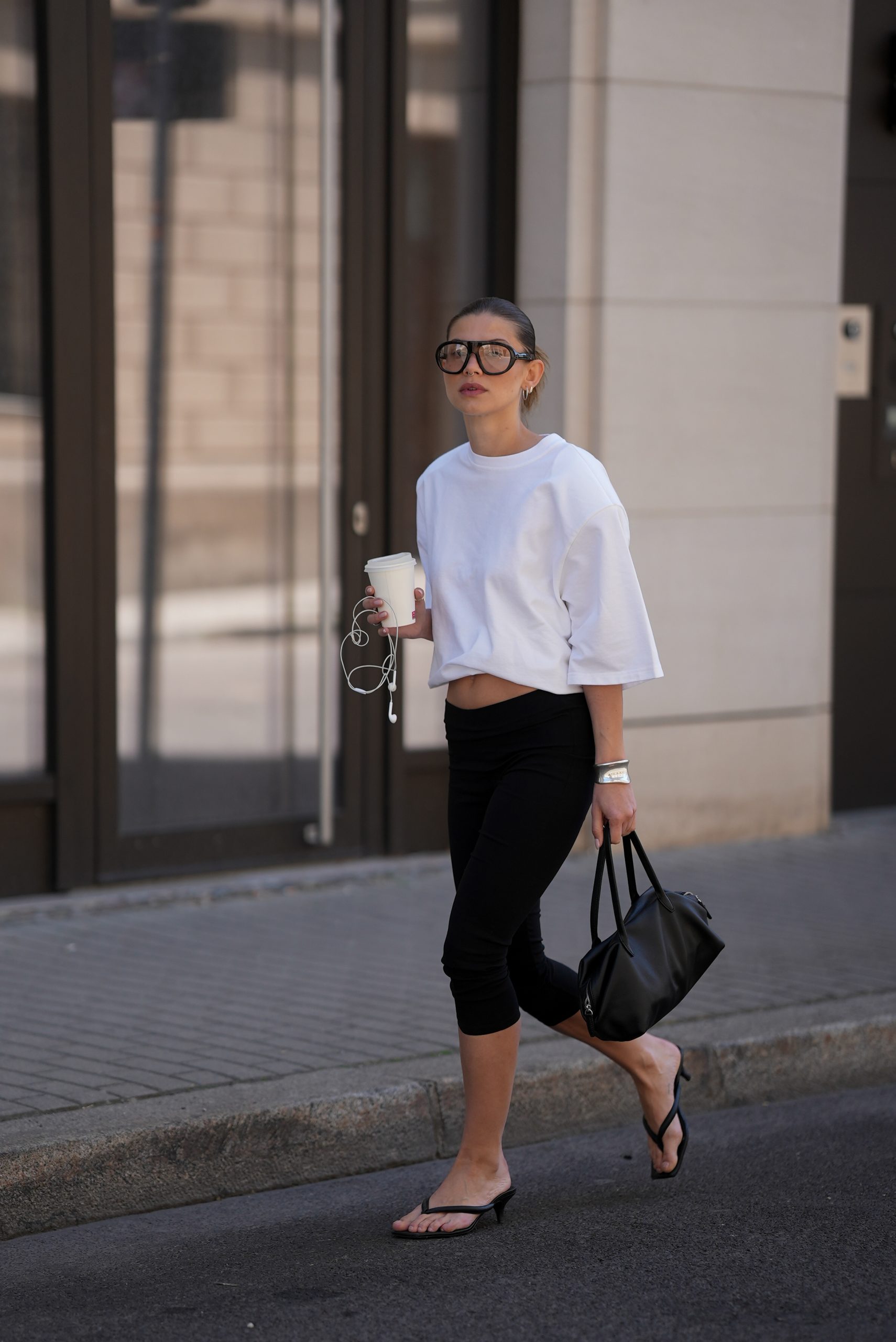 Divatinfluenszer capri nadrágban vonul az utcán