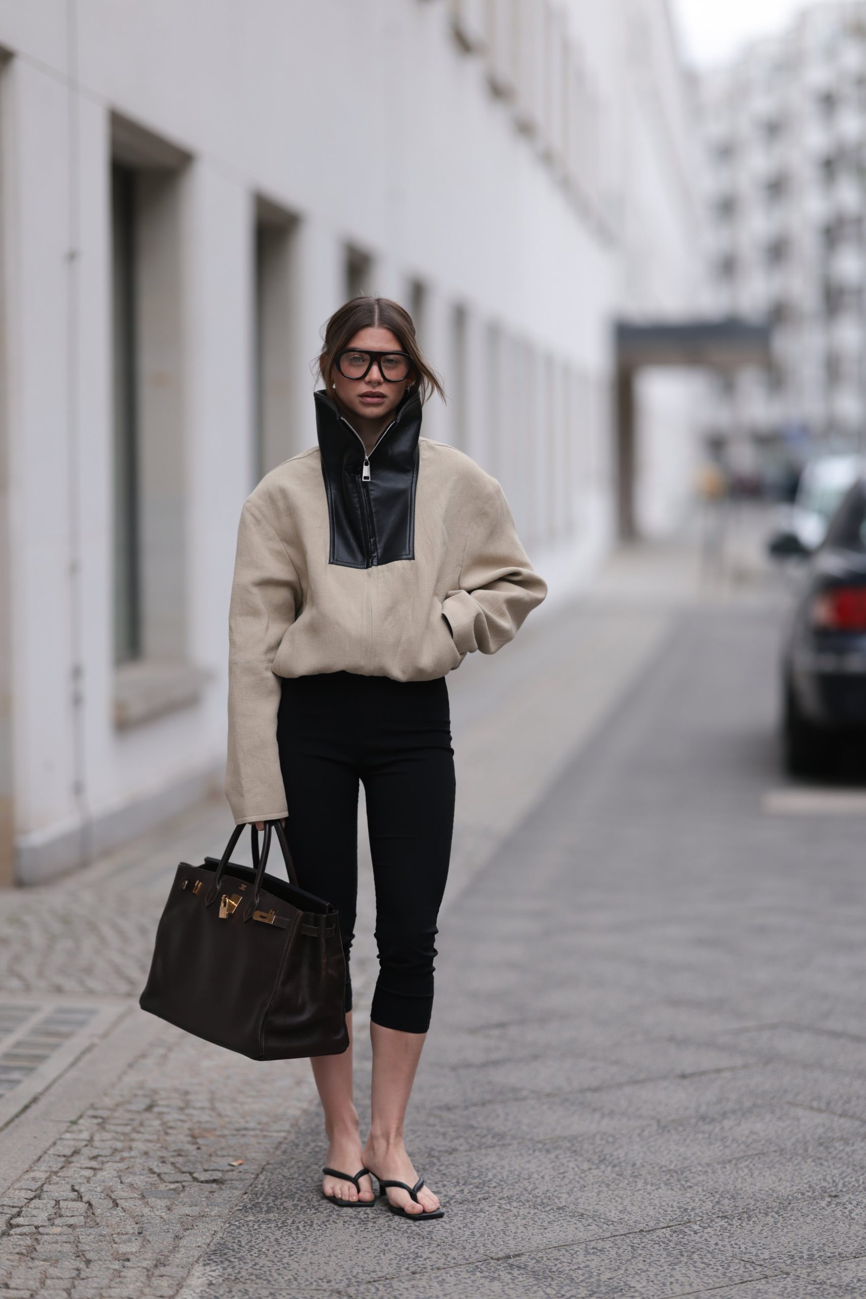 Divatinfluenszer capri nadrágban vonul az utcán