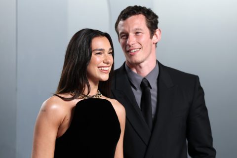 Dua Lipa és Callum Turner boldogan mosolyognak a Vanity Fair Oscar Party-ján 2026-ban