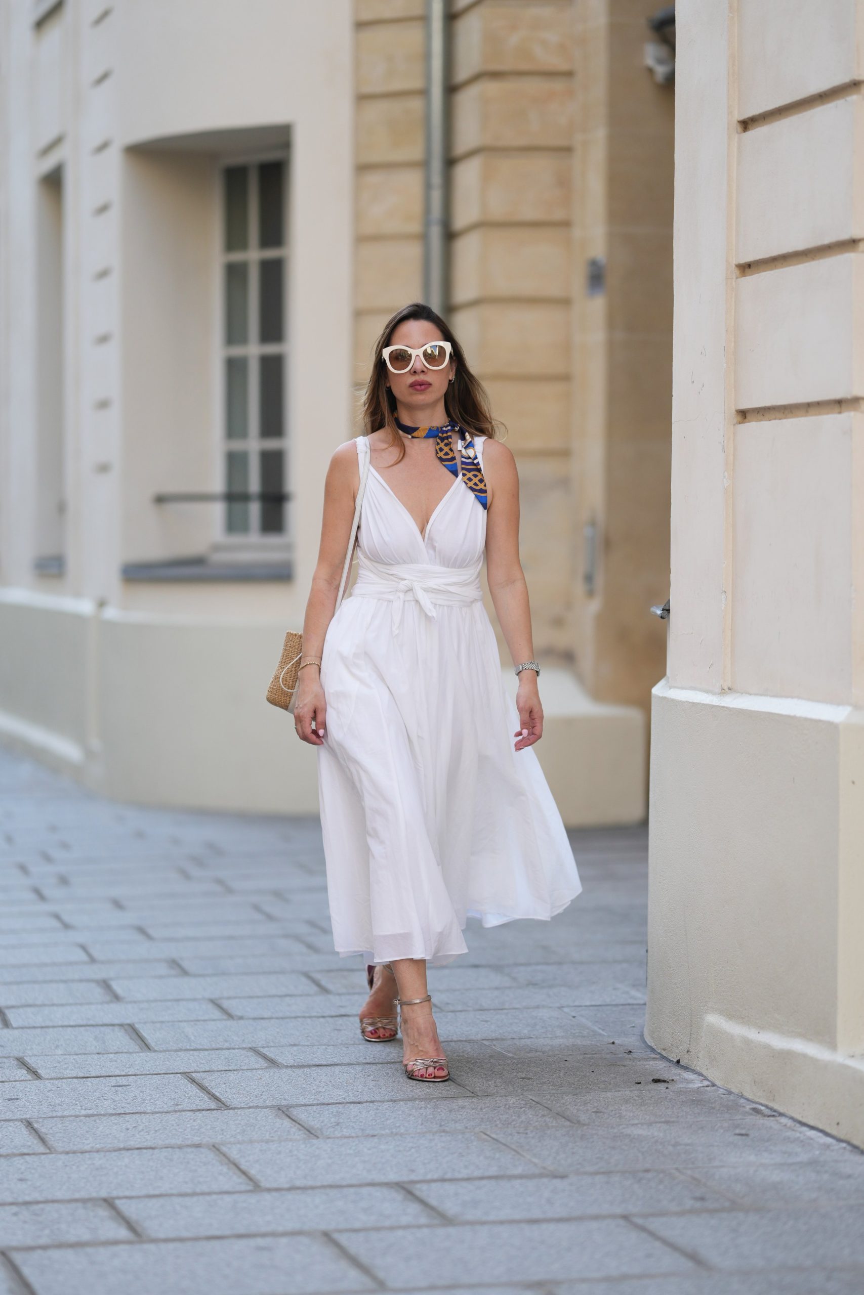 Divatinfluenszer fehér nyári szettben pózol