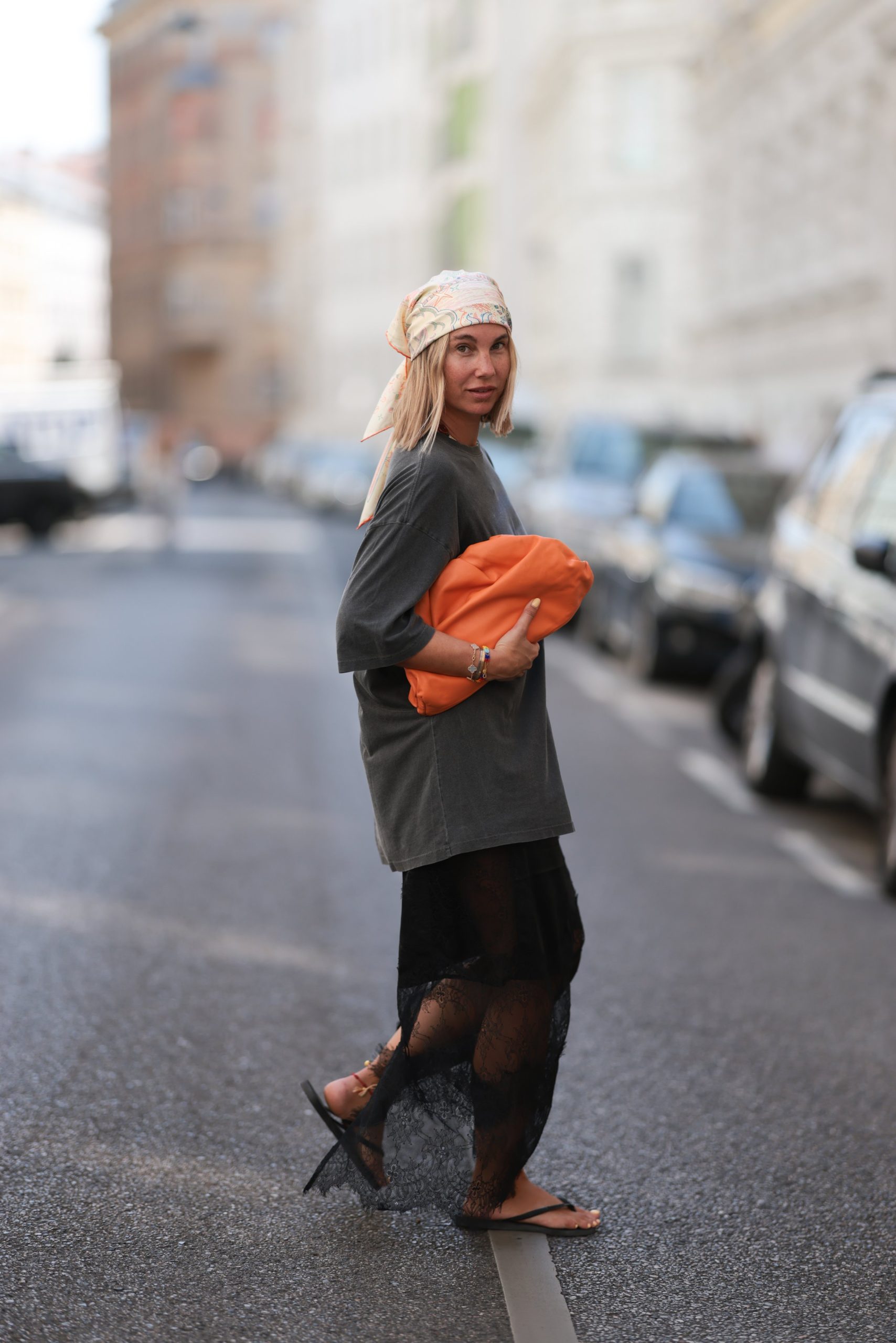 Divatninfluenszer flip-flop papucsban pózol