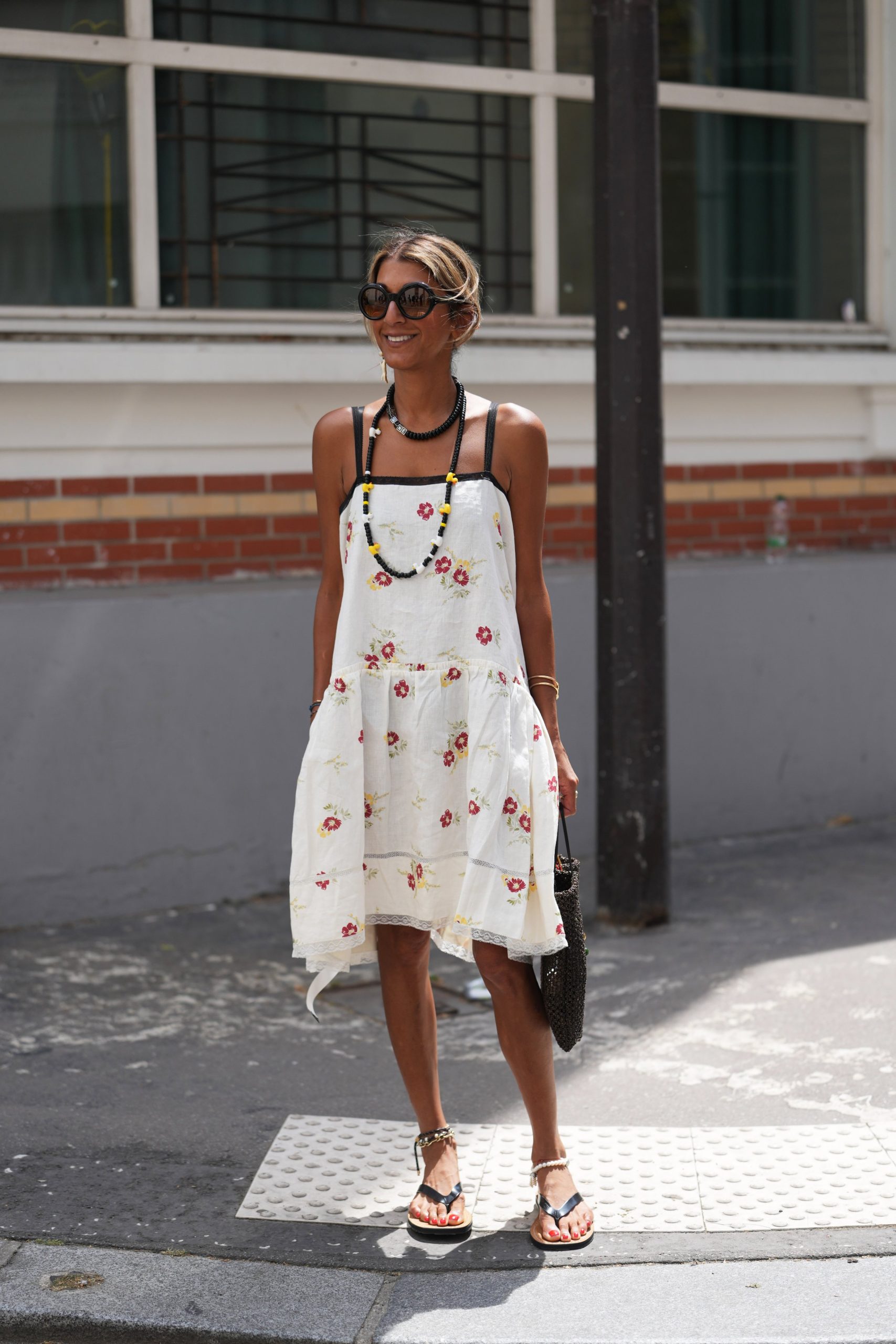 Divatninfluenszer flip-flop papucsban pózol
