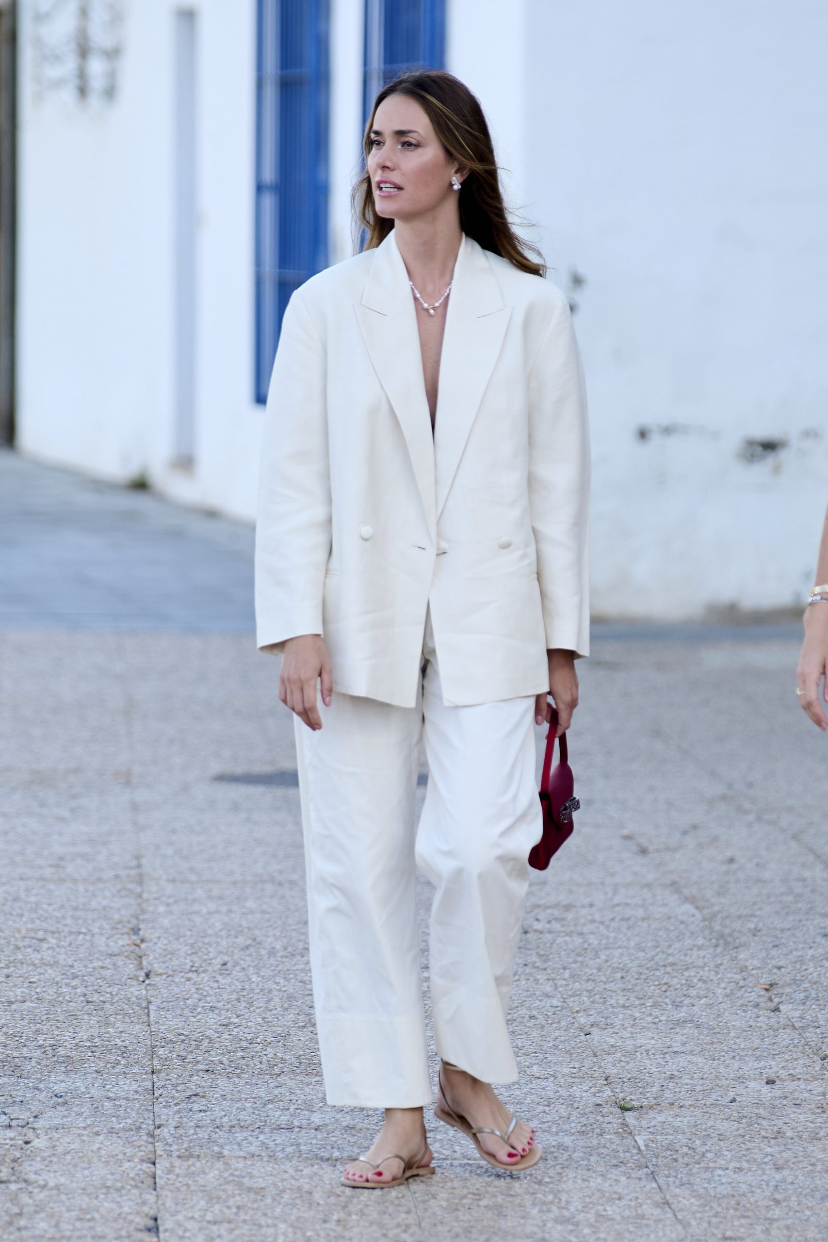 flip-flop papucs trend | Marie Claire Divatninfluenszer flip-flop papucsban pózol