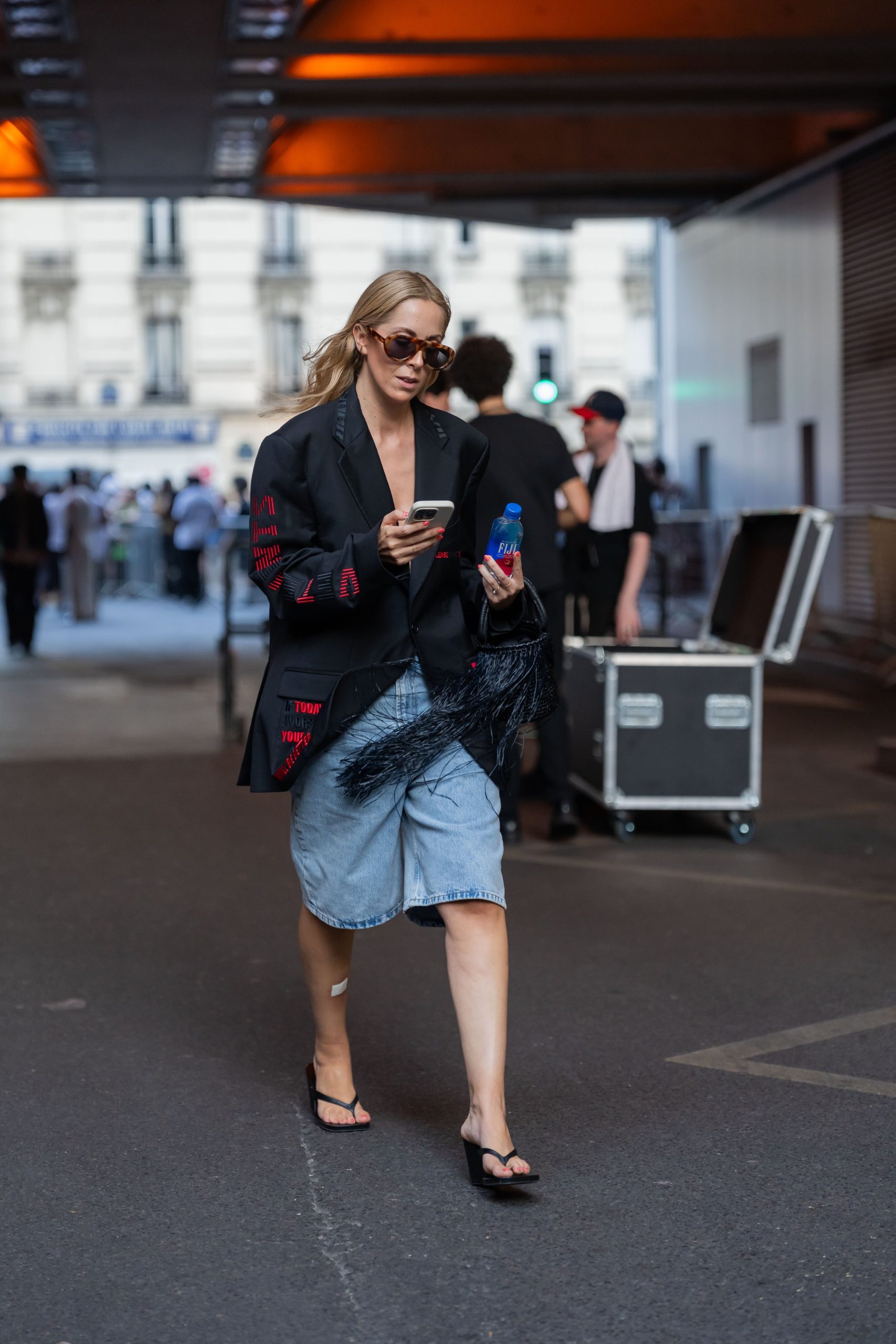 flip-flop papucs trend | Marie Claire Divatninfluenszer flip-flop papucsban pózol
