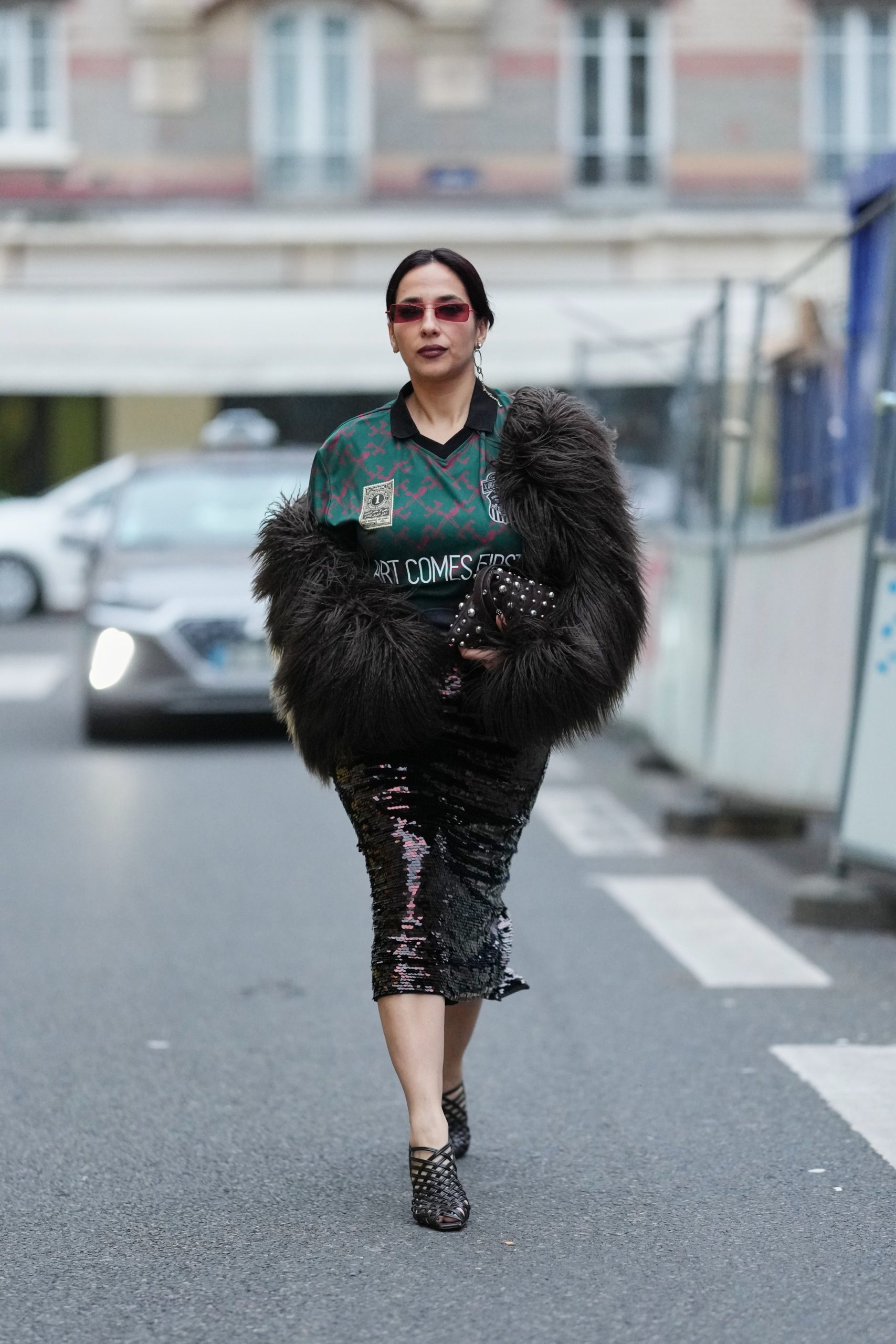 Divatinfluenszer focimezben pózol