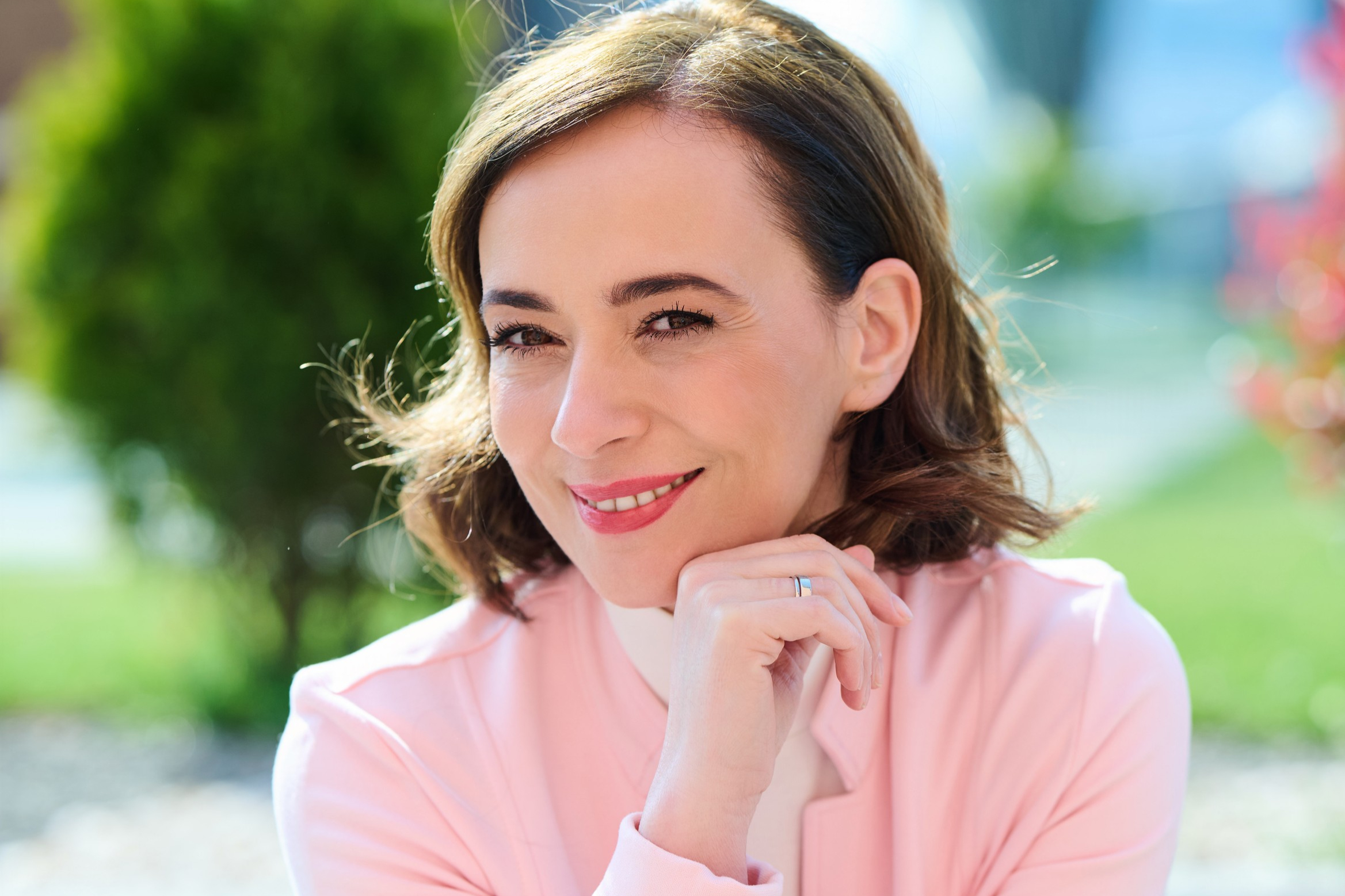 Farkasházi Réka rózsaszín felsőben – portré