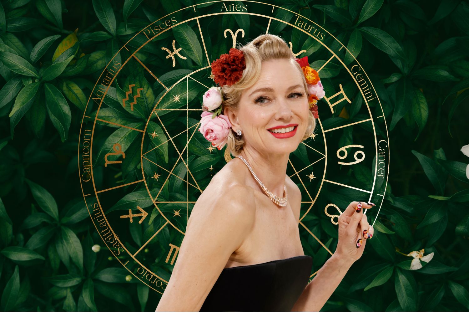Naomi Watts virágos fejdísszel, háttérben sötétzöld lomb, arany kör a csillagjegyek szimbólumaival