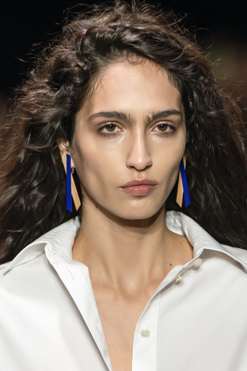 2026-nyar-frizura-trendek-laza-termeszetes-hosszu-haj | Marie Claire Stella McCartney 2026. tavasz–nyár