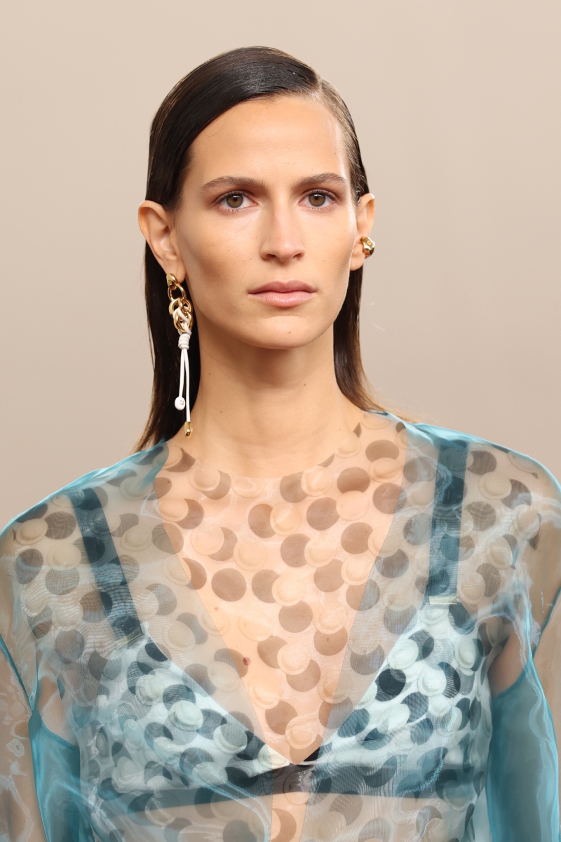 2026-nyar-frizura-trendek-laza-termeszetes-hosszu-haj | Marie Claire Fendi 2026. tavasz–nyár
