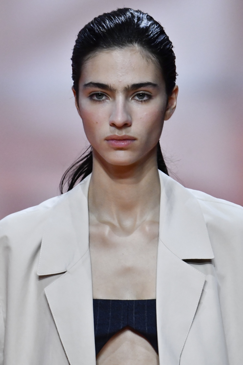 2026-nyar-frizura-trendek-laza-termeszetes-hosszu-haj | Marie Claire Prada 2026. tavasz–nyár