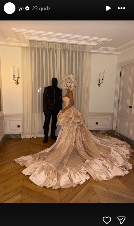 Kanye West és Bianca Censori a versailles-i kastélyban