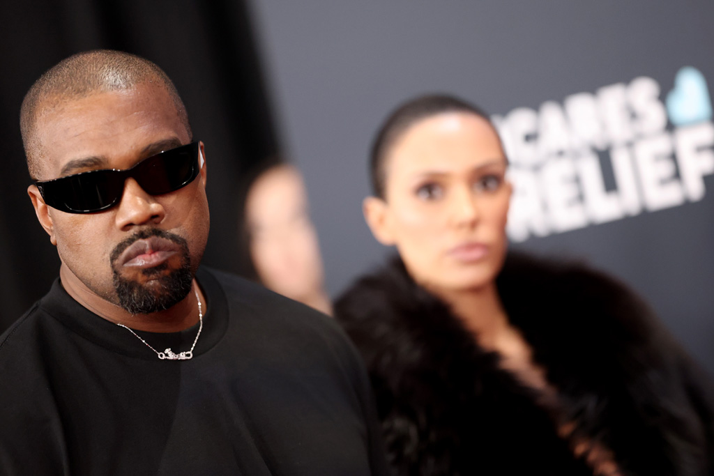 Kanye West és a háttérben Bianca Censori