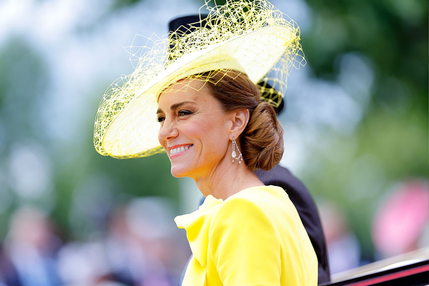 Katalin hercegné Royal Ascotban, sárga kalappal és konttyal