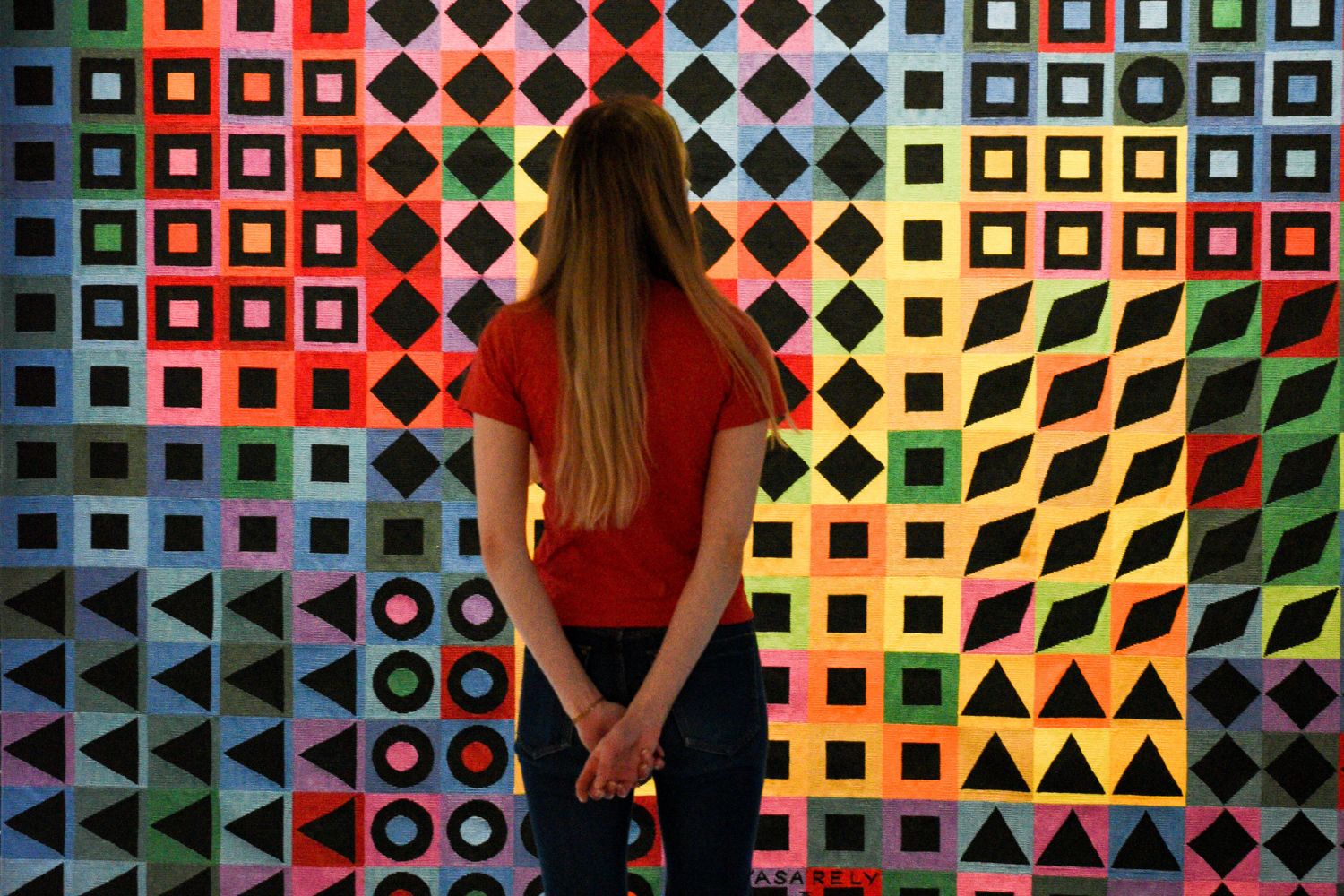 Vasarely kiállításon háttal álló nő
