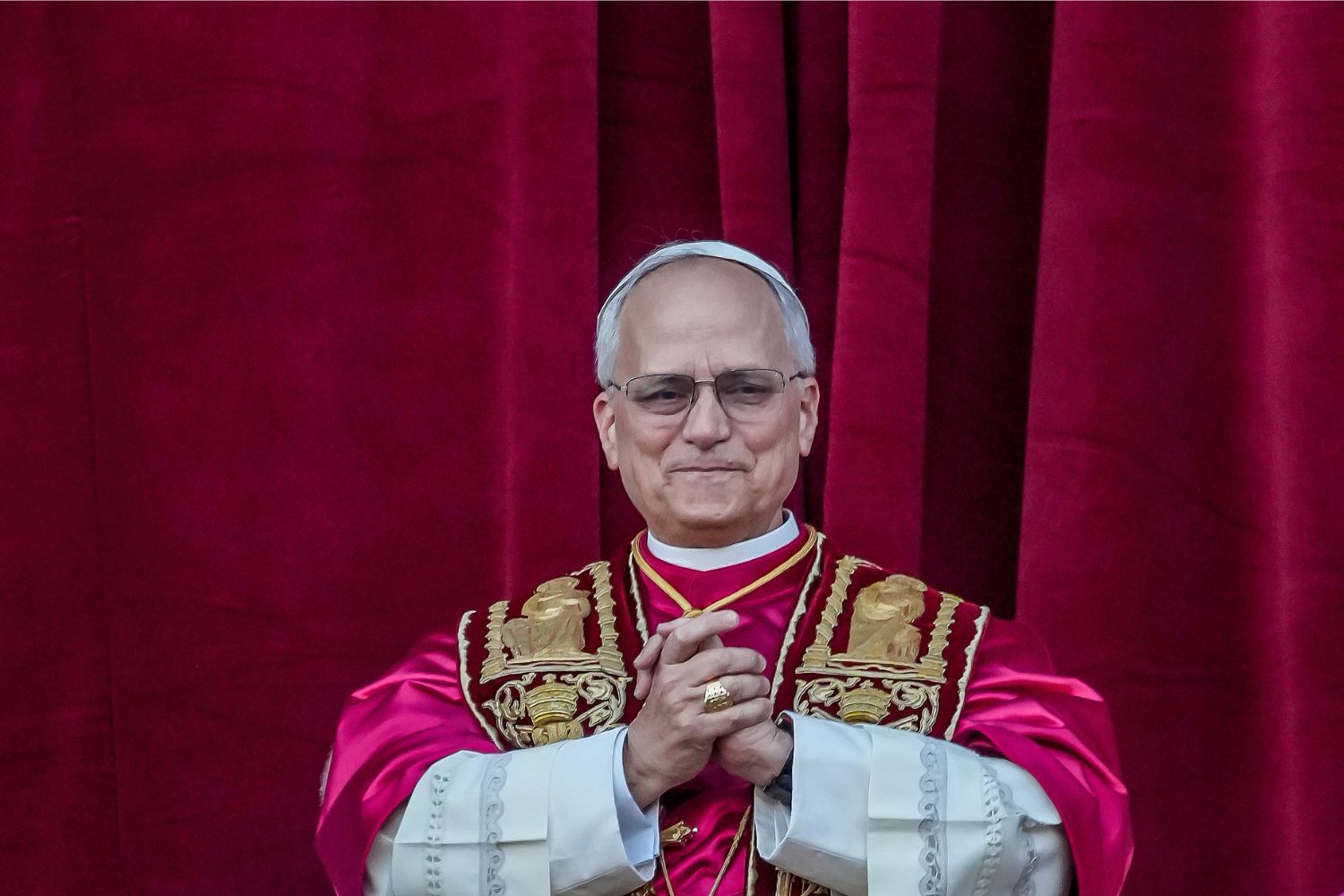 XIV. Leó pápa bordó függöny előtt