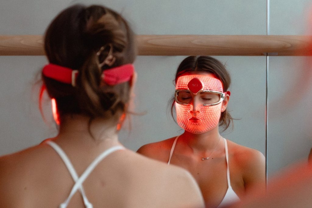 Nő pilatesórán LED-maszkkal