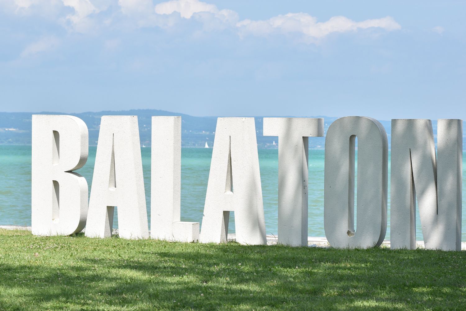 Balaton felirat a Balaton partján