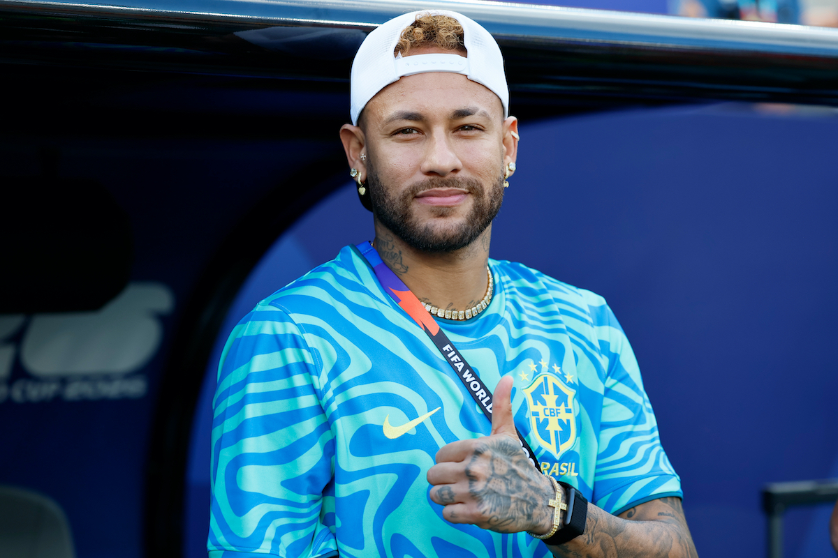 Neymar kék mezben és fehér sapkában