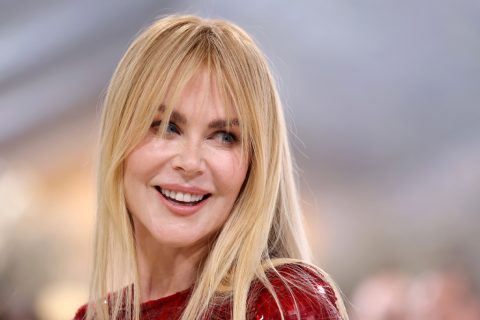 Nicole Kidman arca közelről, amint a 2026-os Met-gálán mosolyog