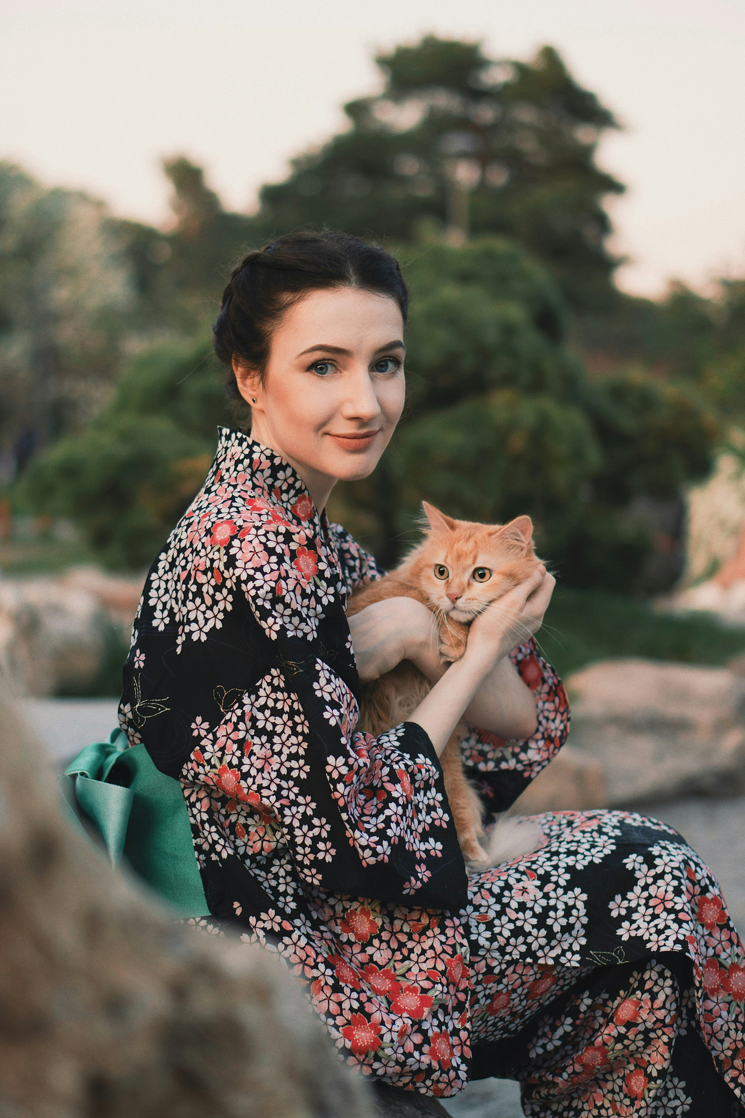 macska-nyalogat-kez | Marie Claire 4. Játékra ösztönzés: A macskák általában gyengéd szeretettel követelik a figyelmet. Előfordul, hogy a macskád nyalogat vagy simogat, hogy játékot kezdeményezzen. További jelek, amelyek arra utalnak, hogy a macska játszani akar: Előre mutató fülek és bajuszok Farok felfelé mutat Pupillák tágulnak Ívelt háttal járás Farokkal felfelé ül