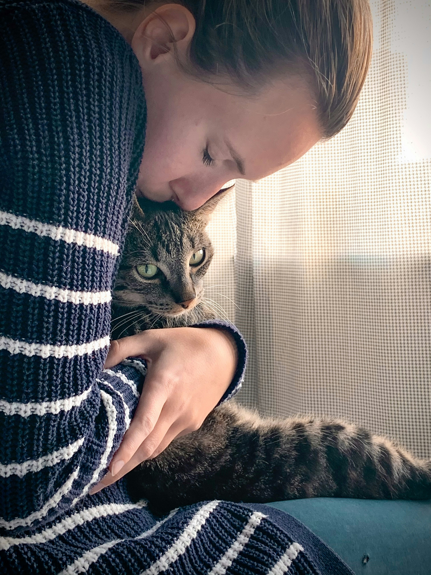 macska-nyalogat-kez | Marie Claire 5. Figyelj rá: Ha megsimogatod a macskádat, és az megnyal, azzal valószínűleg a tudtodra adja, hogy figyelemre vágyik.