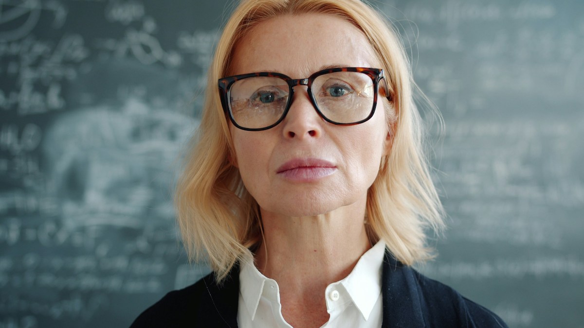 intelligencia-megjatszasa-5-kinos-jel | Marie Claire fekete szemüveges nő