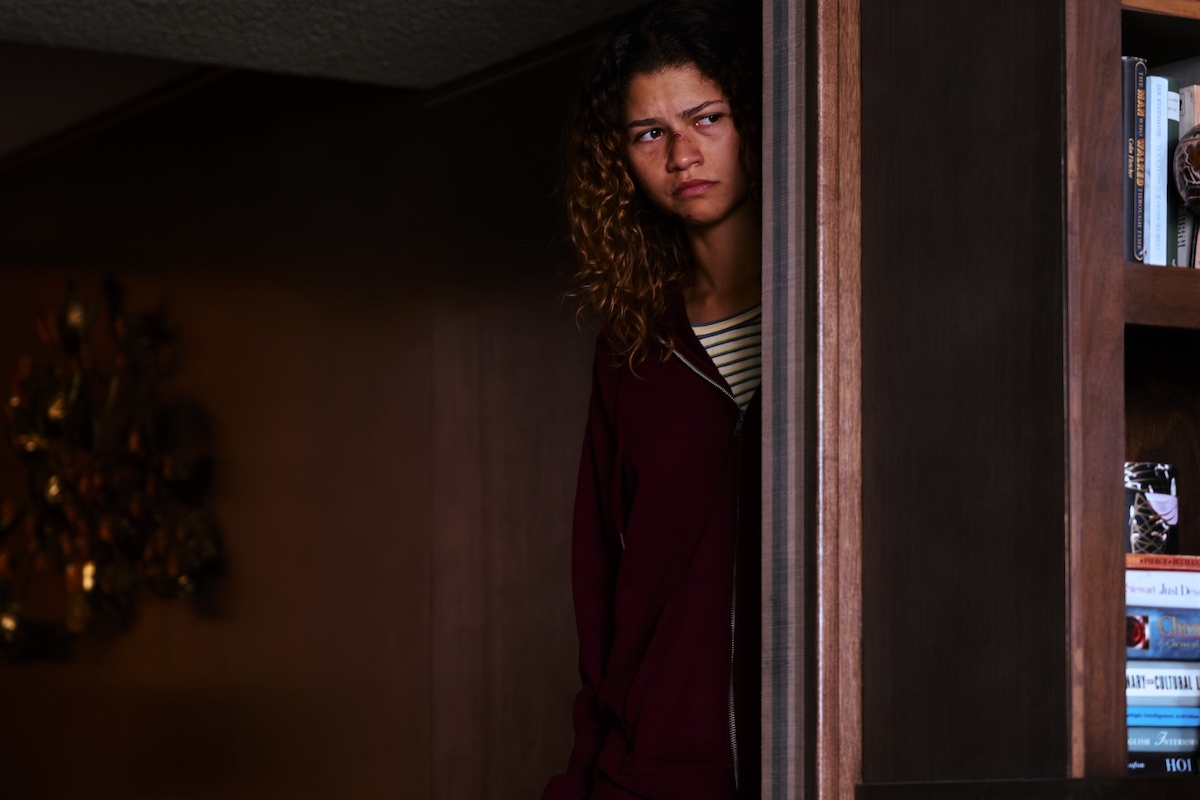Zendaya ajtó mögül néz ki gyanakvó tekintettel