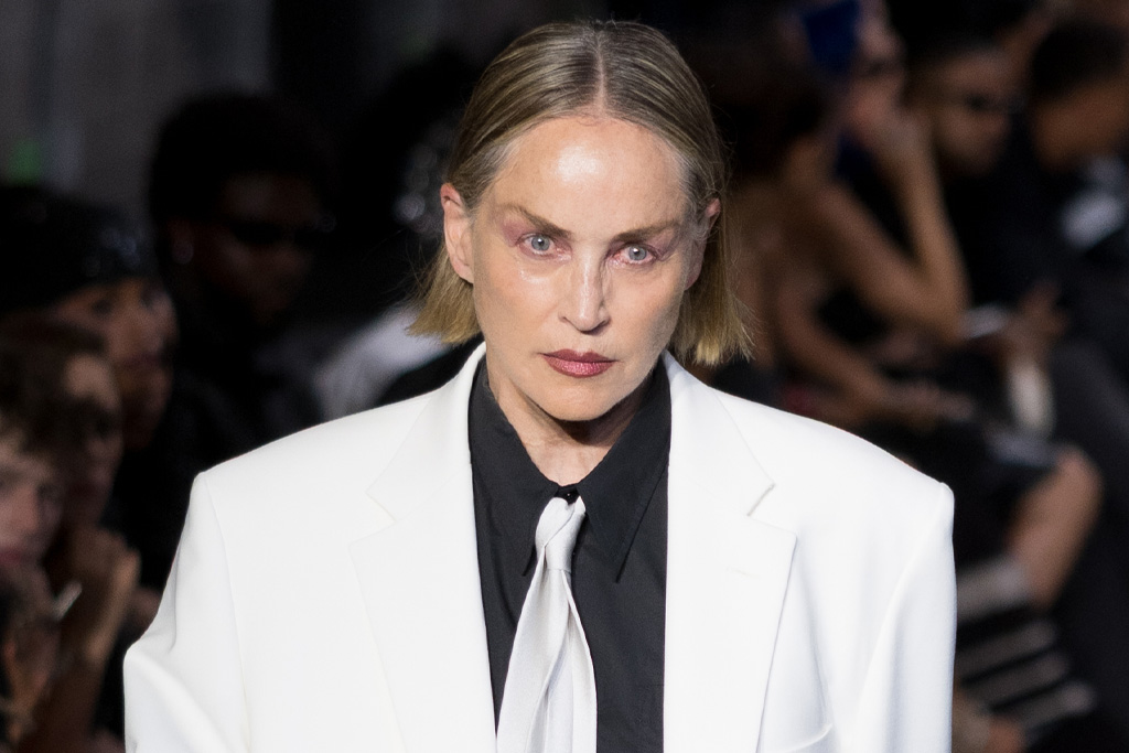Sharon Stone közelről, komoly arccal néz a kamerába a 2026-os párizsi divathéten