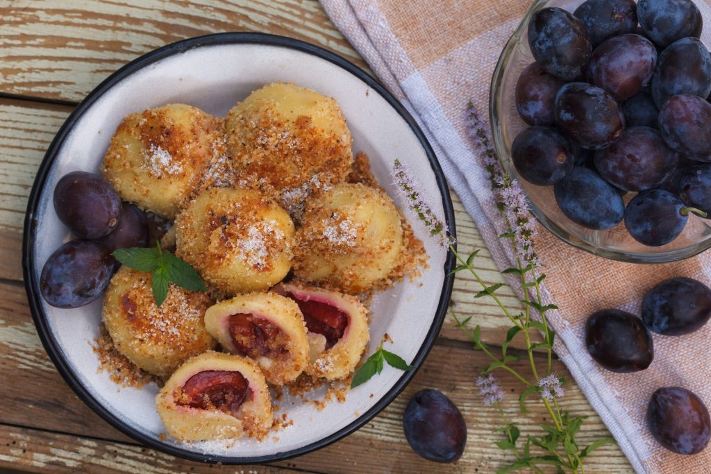 nagymama-recept-szilvas-gomboc | Marie Claire Házi szilvás gombóc tányéron