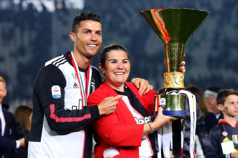 Cristiano Ronaldo édesanyjával és kupával pózol