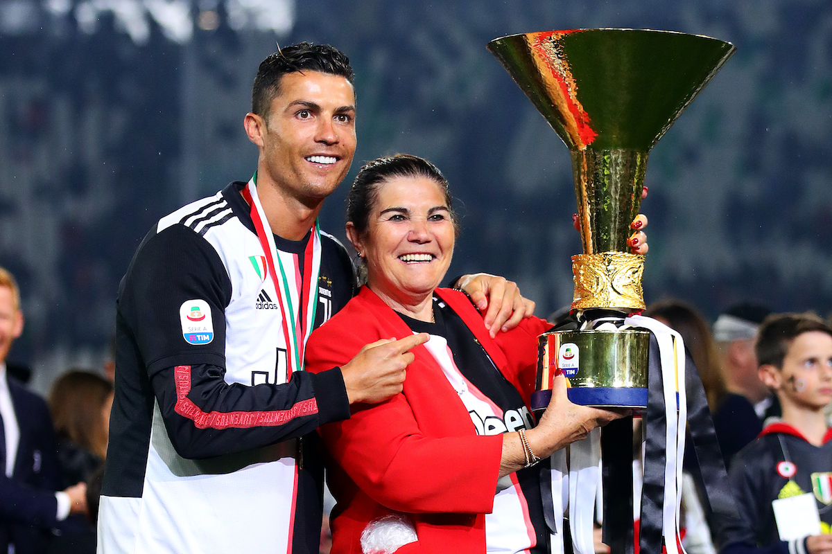 Cristiano Ronaldo édesanyjával és kupával pózol