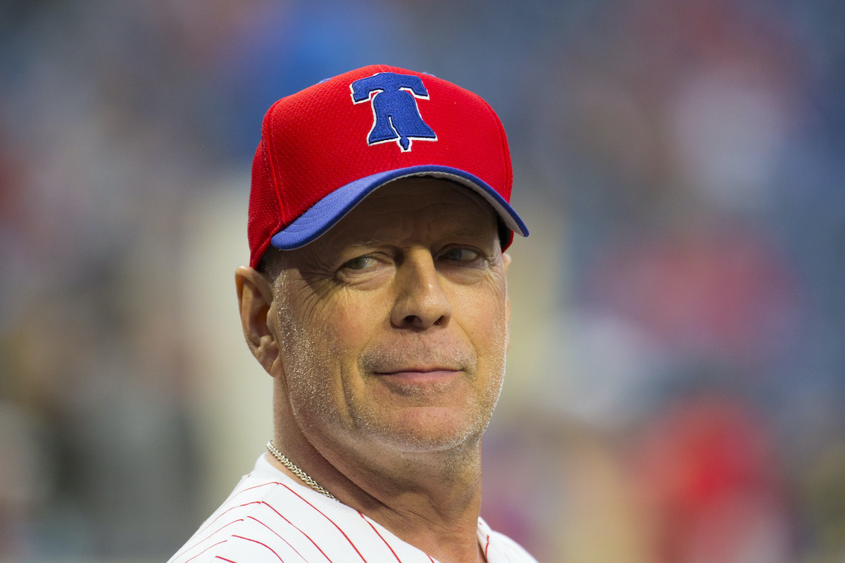 Bruce Willis piros kék baseball sapkában