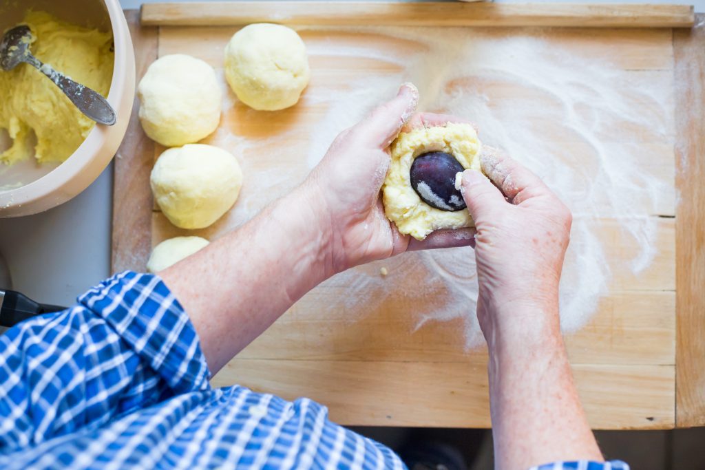 nagymama-recept-szilvas-gomboc | Marie Claire Kéz szilvával tölt gombócokat lisztezett deszkán a konyhában
