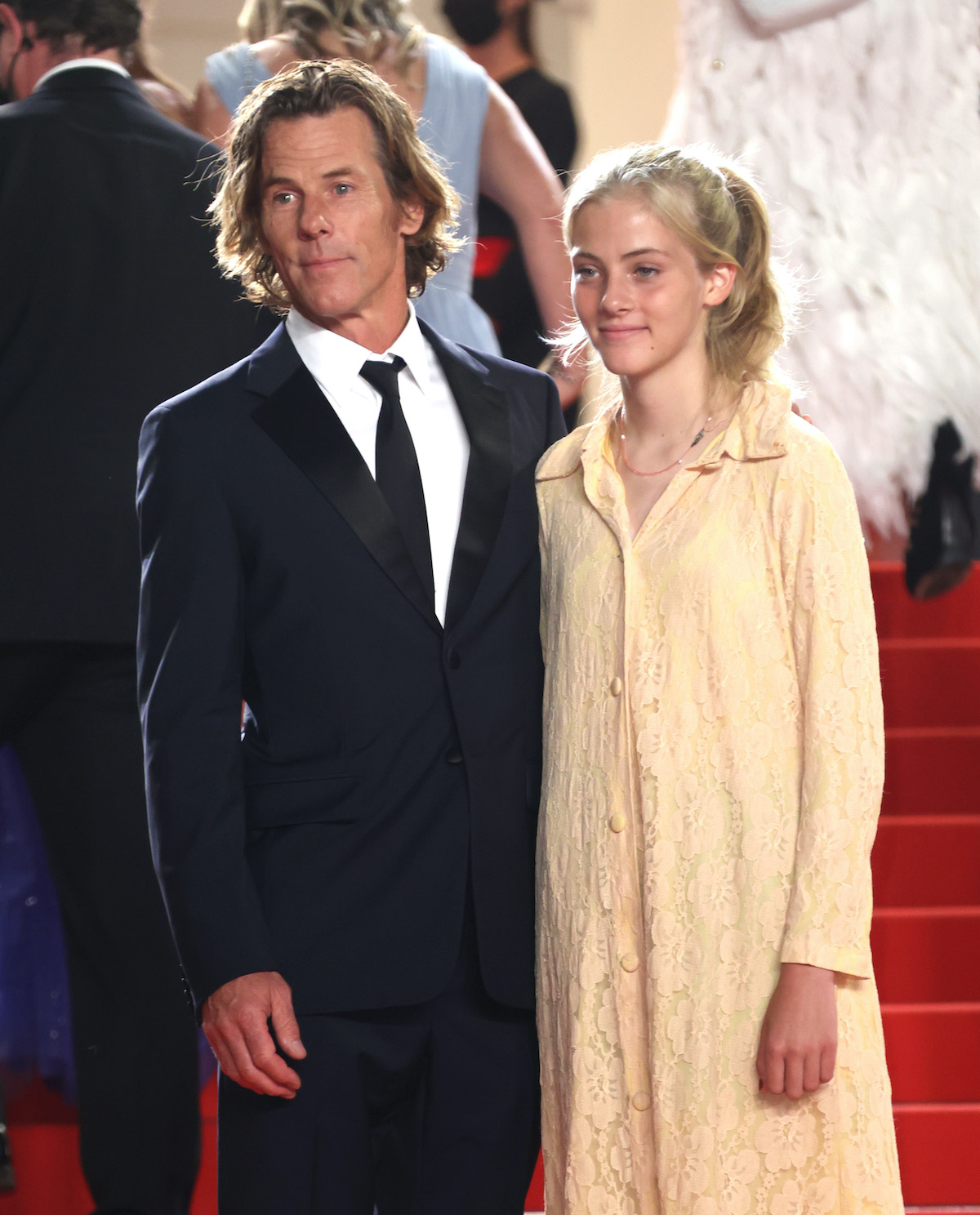 Hazel Moder sárga ruhában, mellette Daniel Moder Cannes-ban, a vörös szőnyegen