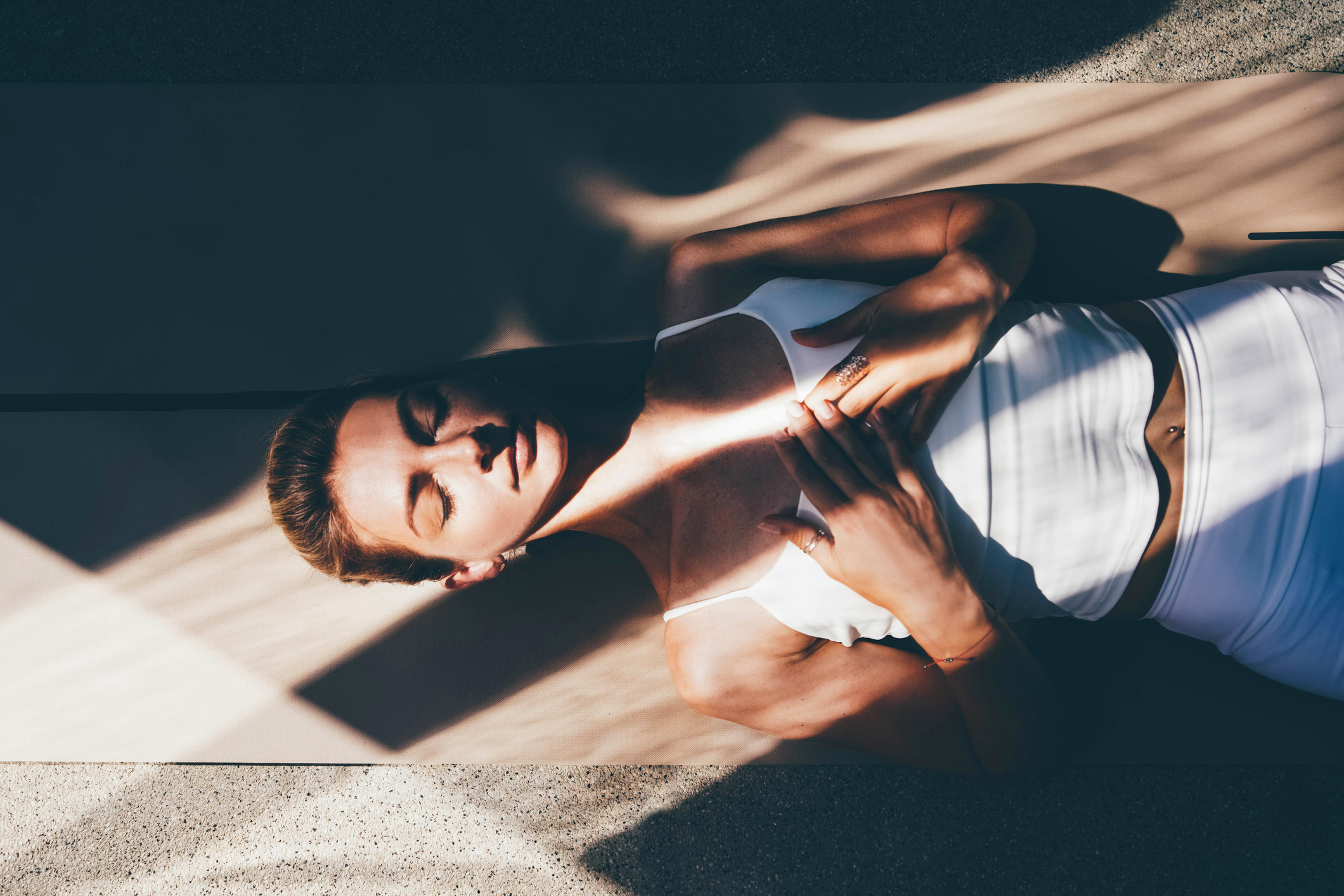 julius-18-tizmillioszoros-nap | Marie Claire Fiatal nő meditál