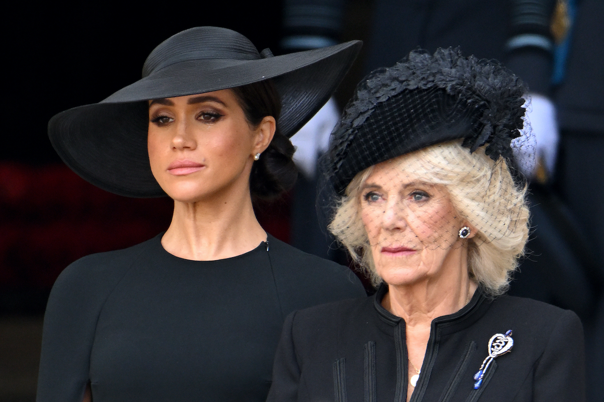 Meghan Markle és Kamilla királyné kalapban, feketében, közelről
