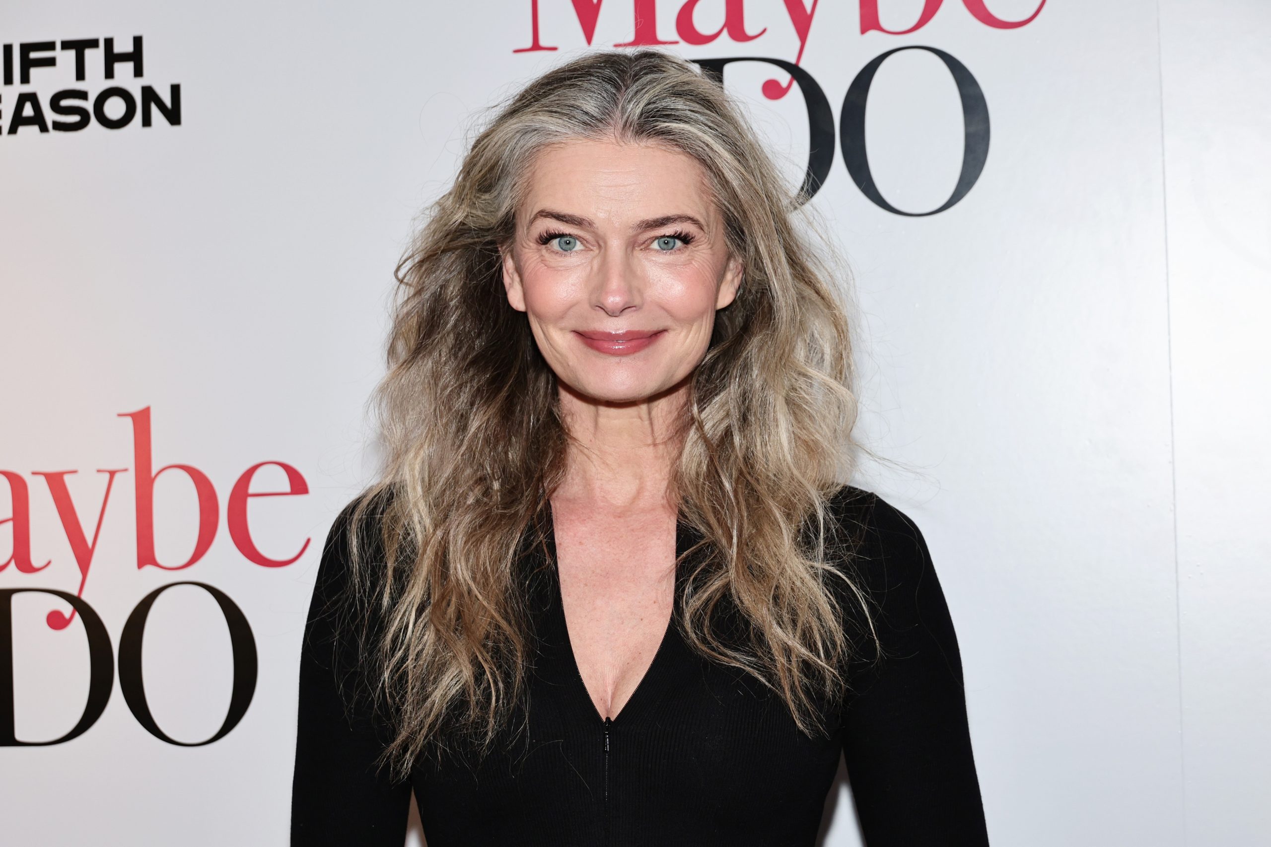 Paulina Porizkova, mosolyogva vesz részt az Ernsting család divatbemutatóján az "Atlantic" szállodában 2022-ben.