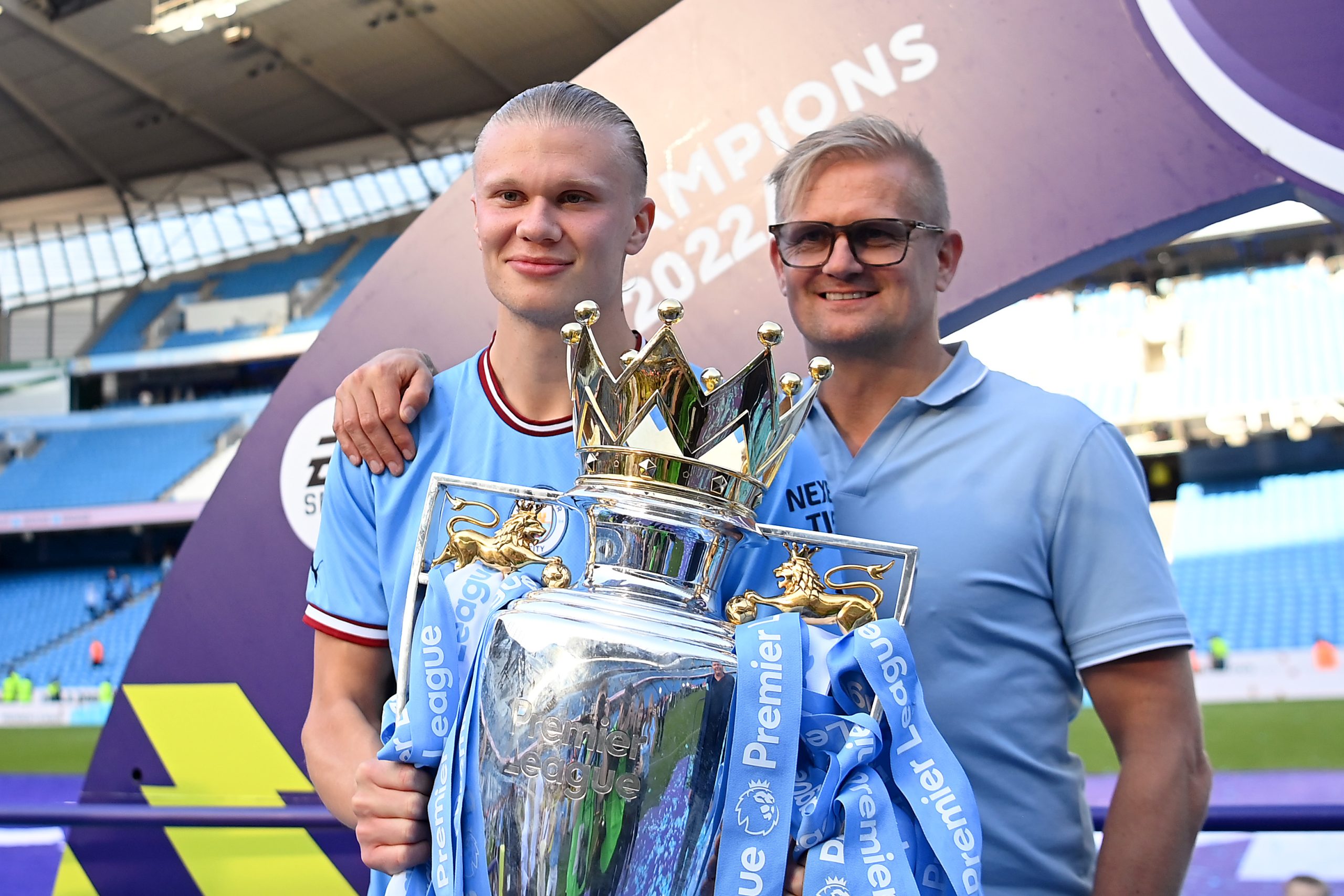 Erling Haaland és Alf-Inge Haaland 2023-ban, kék felsőben, trófeával