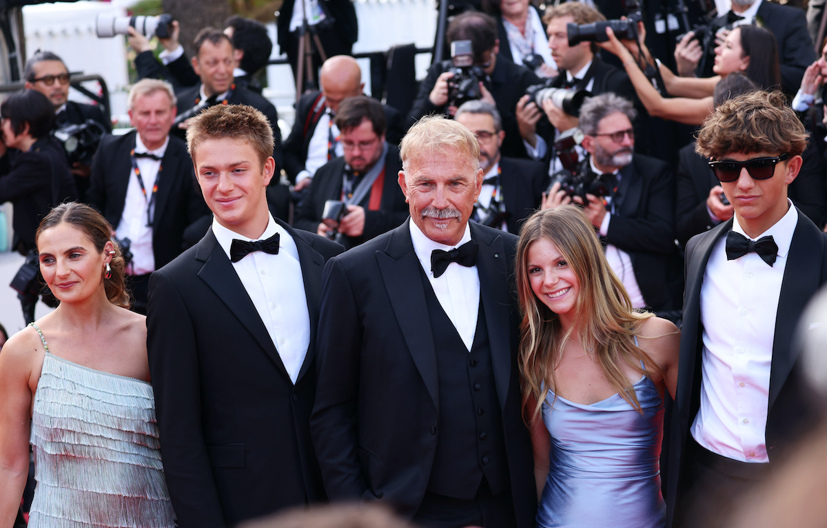 kevin-costner-gyerekei | Marie Claire Annie Costner, Cayden Wyatt Costner, Kevin Costner, Grace Avery Costner és Hayes Costner Cannes-ban, 2024.