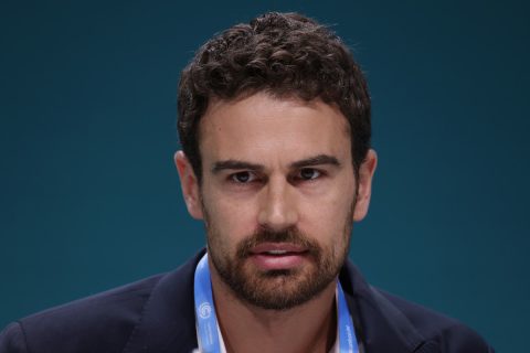 Theo James kék szalaggal a nyakában, közelről