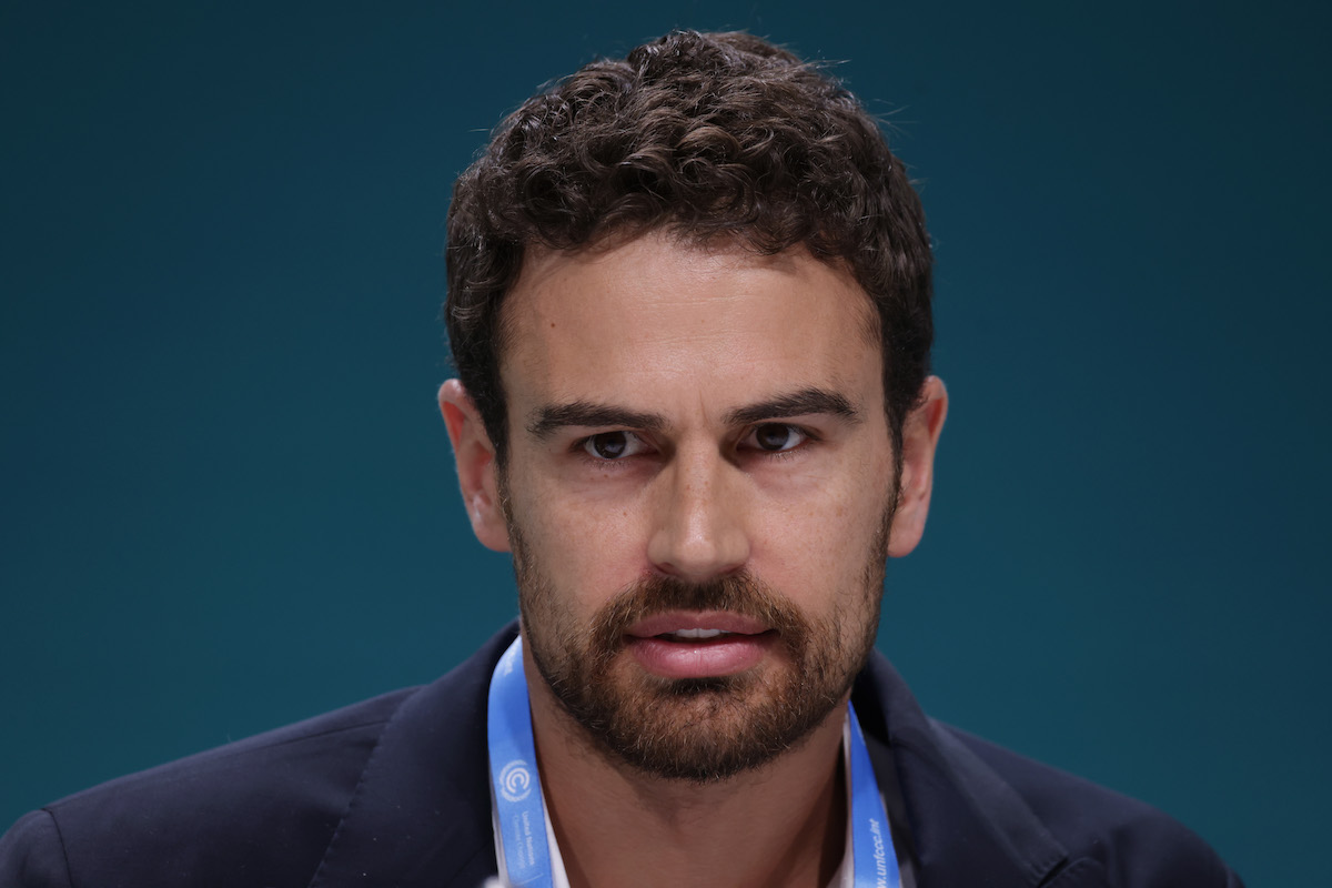 Theo James kék szalaggal a nyakában, közelről