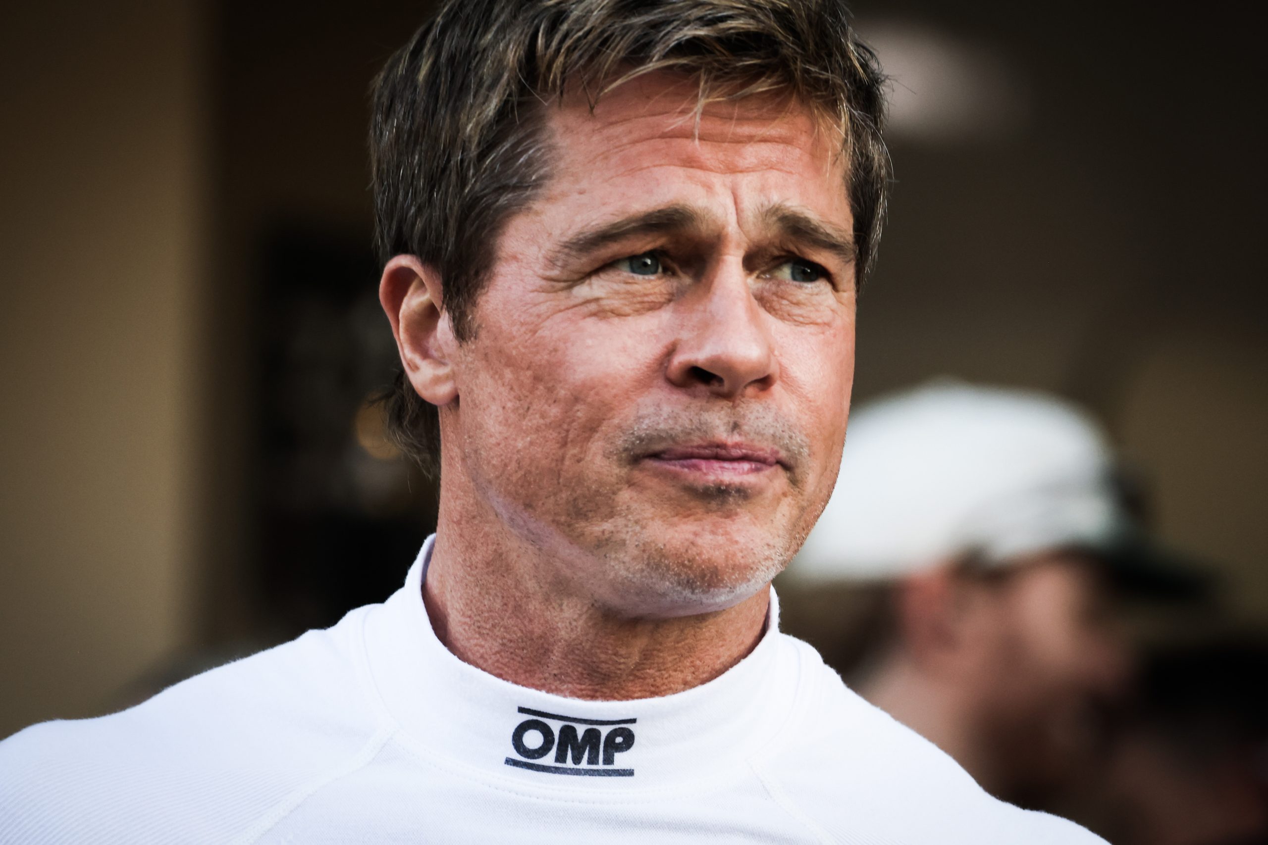 Brad Pitt fehér pólóban közelről
