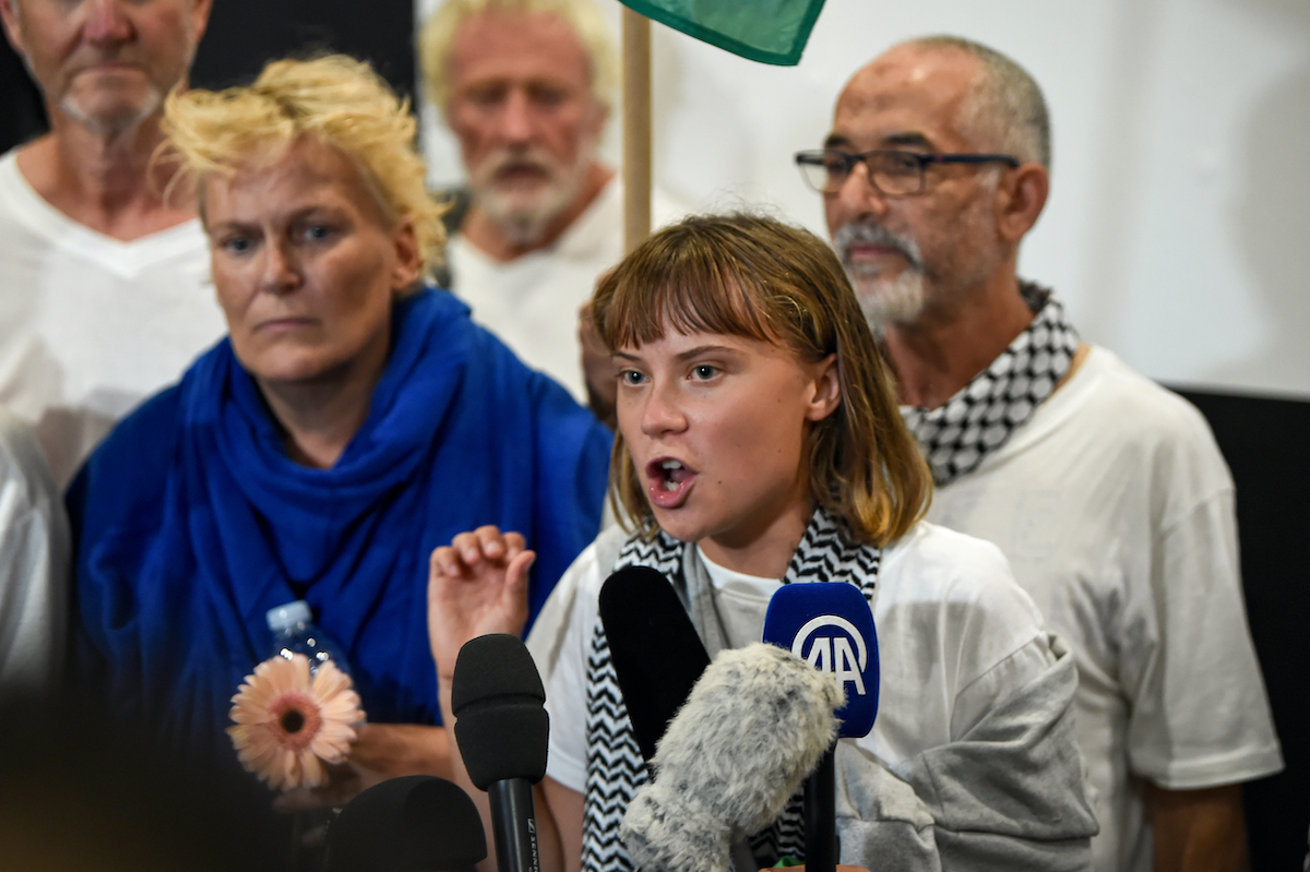 Global Sumud Flotilla Activists Arrive In Greece After Deportation From Israel | Marie Claire Greta Thunberg mikrofonba magyaráz