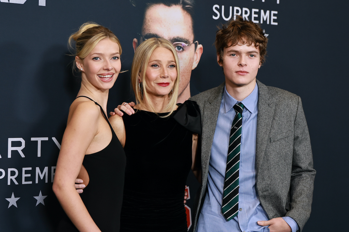 gwyneth-paltrow-fia-moses-martin-modell | Marie Claire Apple Martin és Gwyneth Paltrow fekete ruhában, Moses Martin zakóban, nyakkendőben