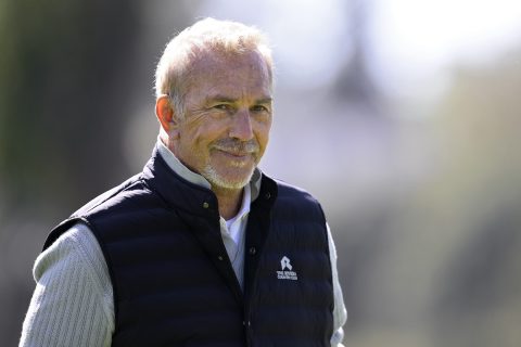 Kevin Costner mellényben, ősz hajjal és szakállal